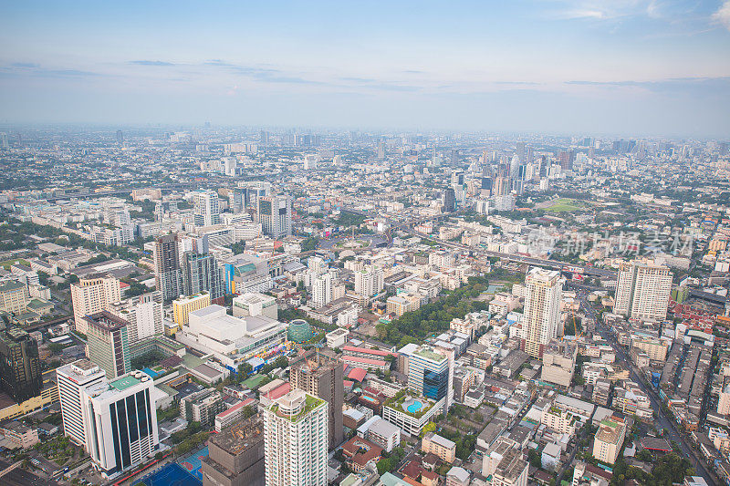 全景城市景观商业区(baiyok, Ratchaprarop, patunam曼谷，泰国)鸟瞰高层建筑在黄昏